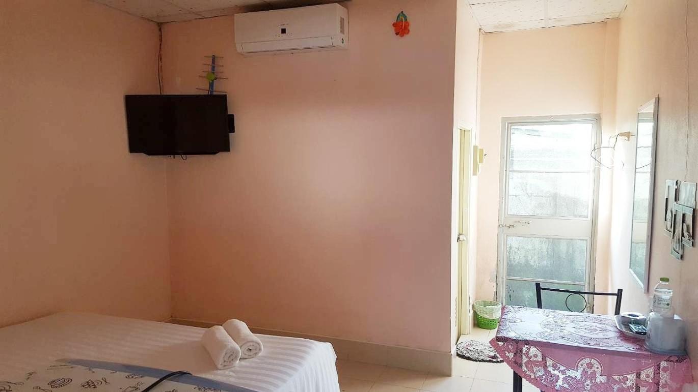 Montra Guesthouse 라농 외부 사진