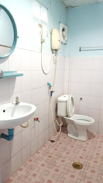 Montra Guesthouse 라농 외부 사진