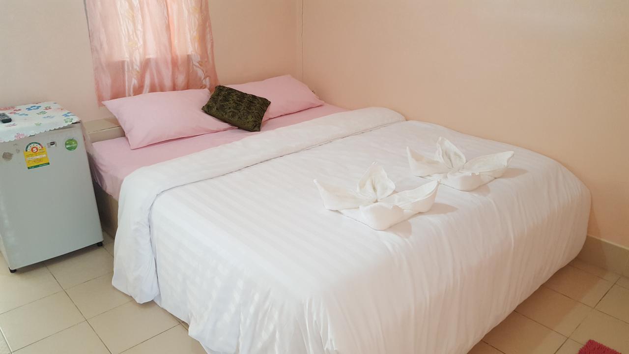 Montra Guesthouse 라농 외부 사진
