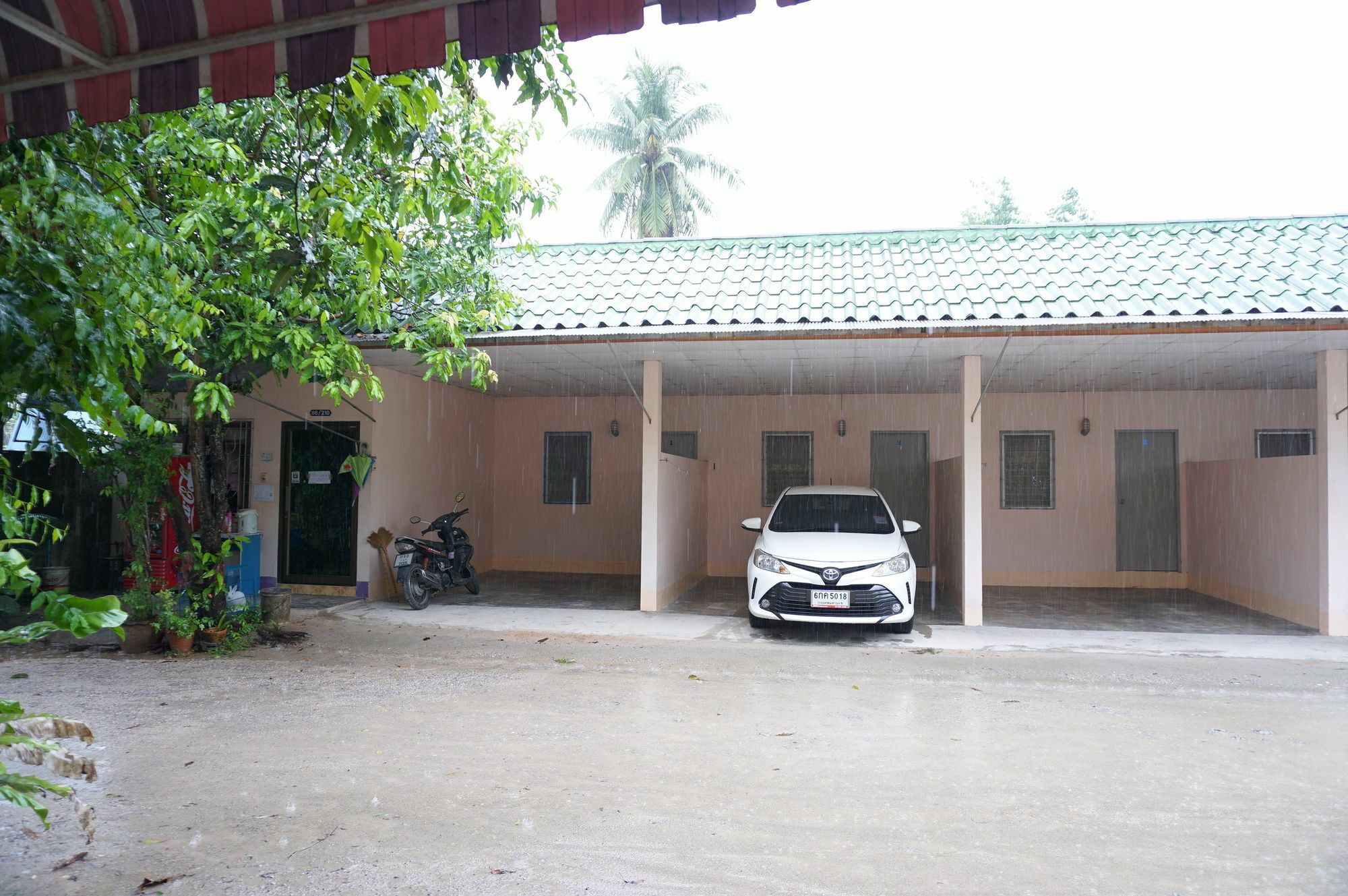 Montra Guesthouse 라농 외부 사진